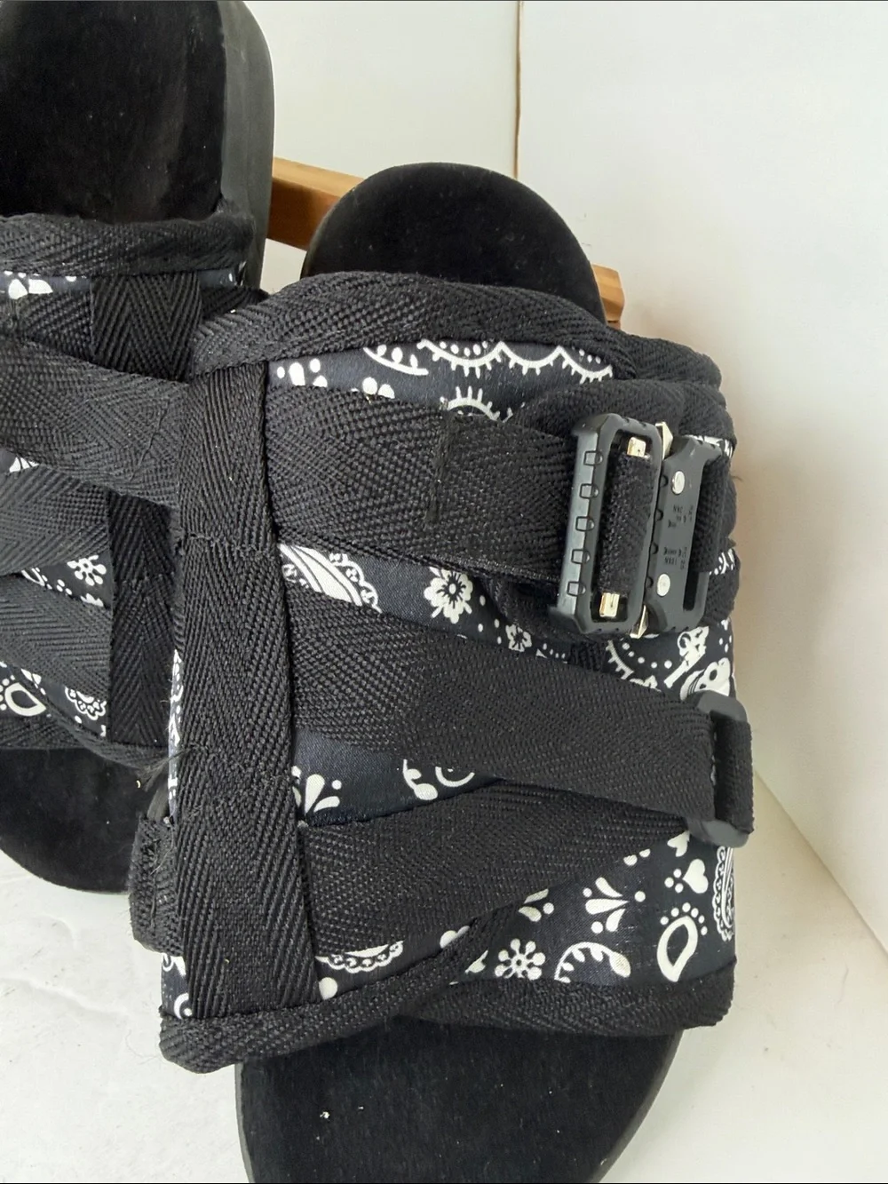DRACO Slides Womens 6-7 Black Bandana Print Sandals - Comfortable Strap Slides